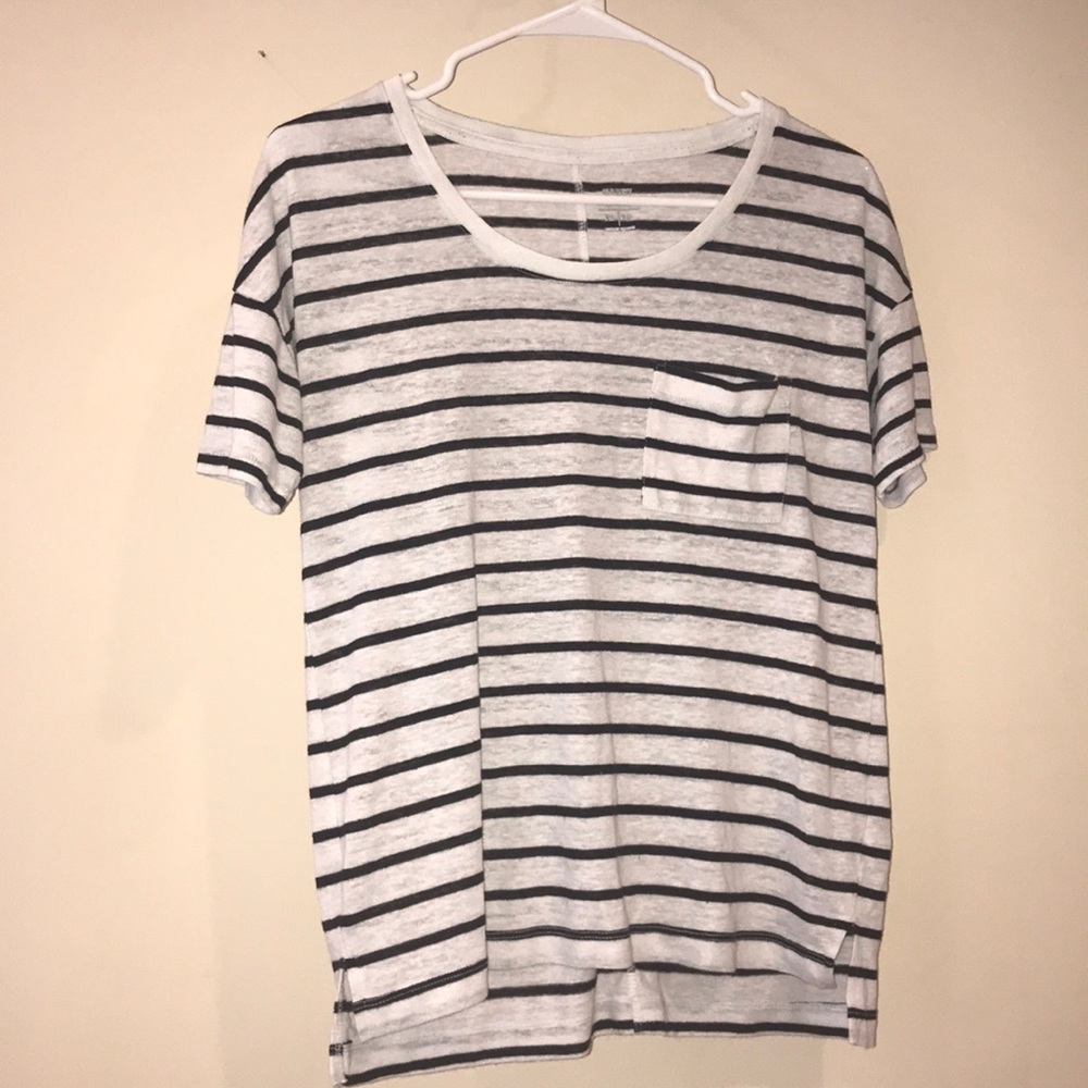 White and black old navy tee